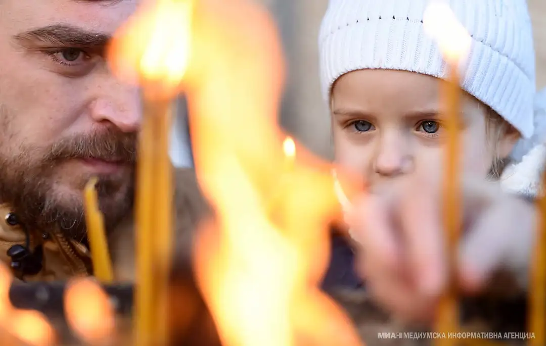 На Божик се сеќаваме на Христовото раѓање. Го славиме Господа Исуса Христа. Го славиме Неговиот роденден.