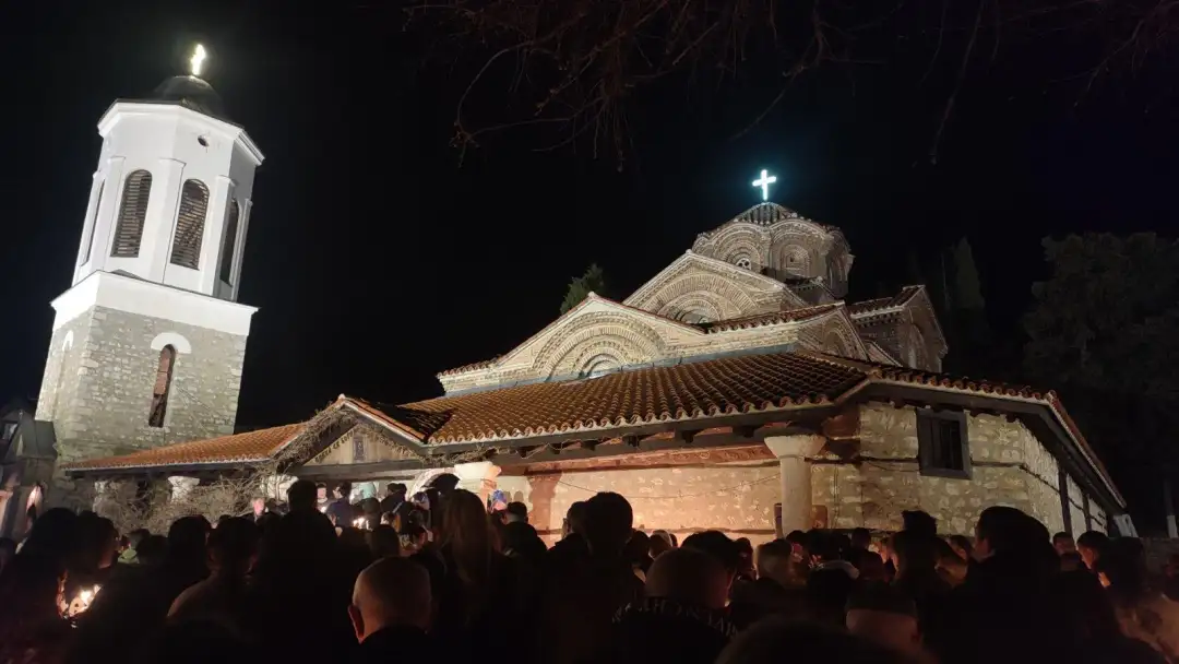 Охрид Велигден 2023 Илјадници православни верници, охриѓани и туристи, синоќа на полноќ со свеќи во рацете и молитва низ бројните храмови во градот ја дочекаа радосната вест за Христовото воскресение.