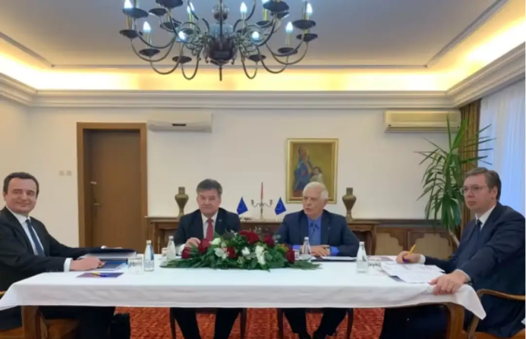 Во Охрид попладнево почна трилатералната средба на претседателот на Србија, Александар Вучиќ и премиерот на Косово, Албин Курти, со претставниците на Европската унија, високиот претставник за