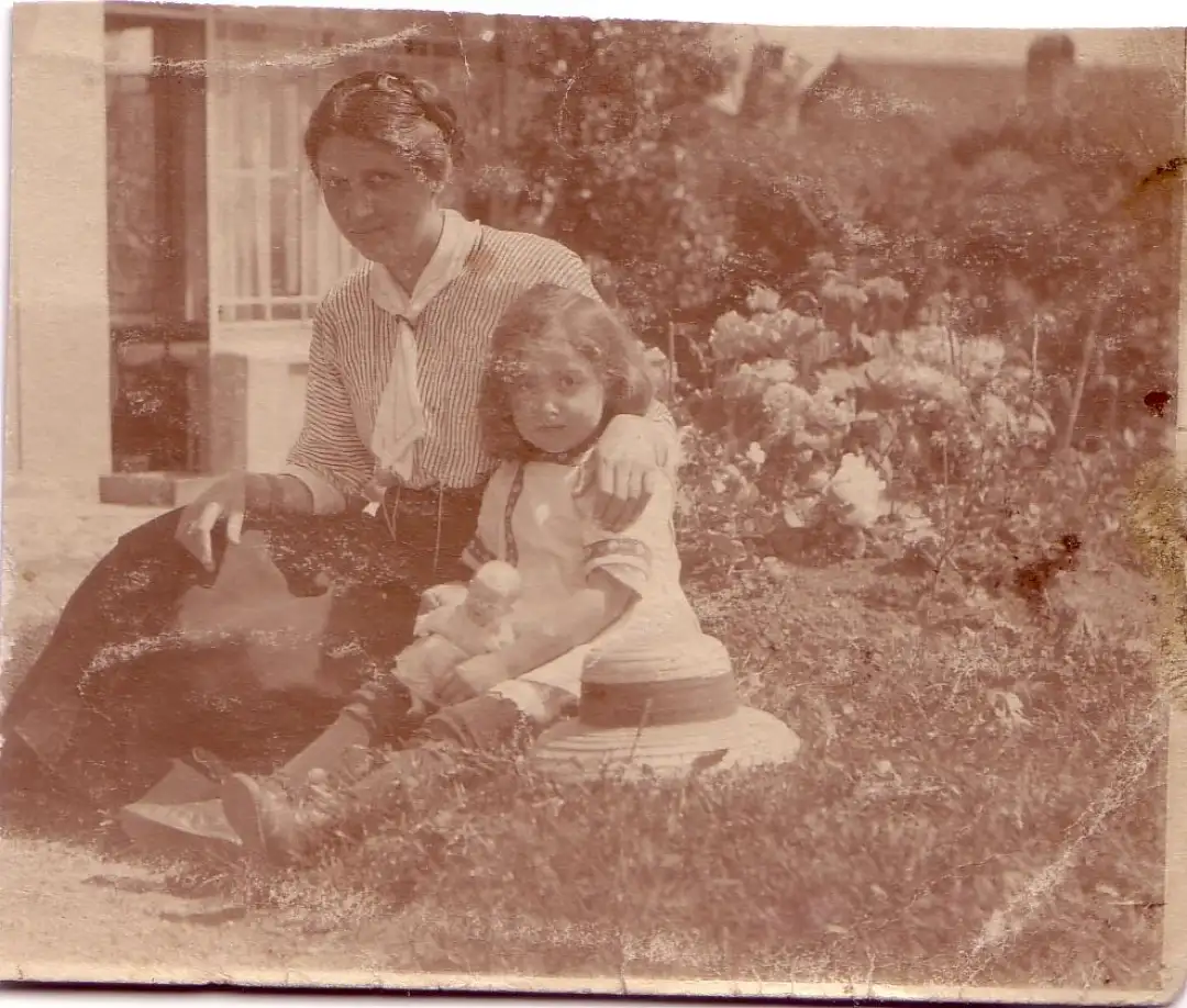 Јанка Каневчева, вереницата на Гоце, која по негов аманет – доколку загине, се омажила со Михаил Герџиков, со ќерката Магда