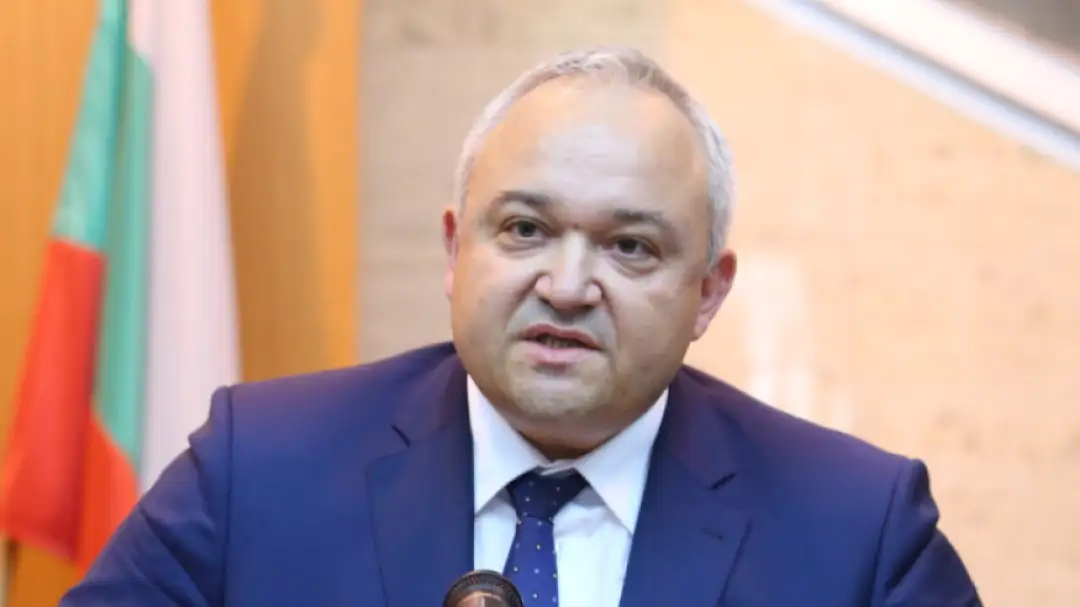 Новиот бугарски министер за правда, Иван Демерџиев, најави рече дека ќе поднесе барање за предвремено прекинување на мандатот на главниот обвинител на земјата, Иван Гешев, јави дописникот на 