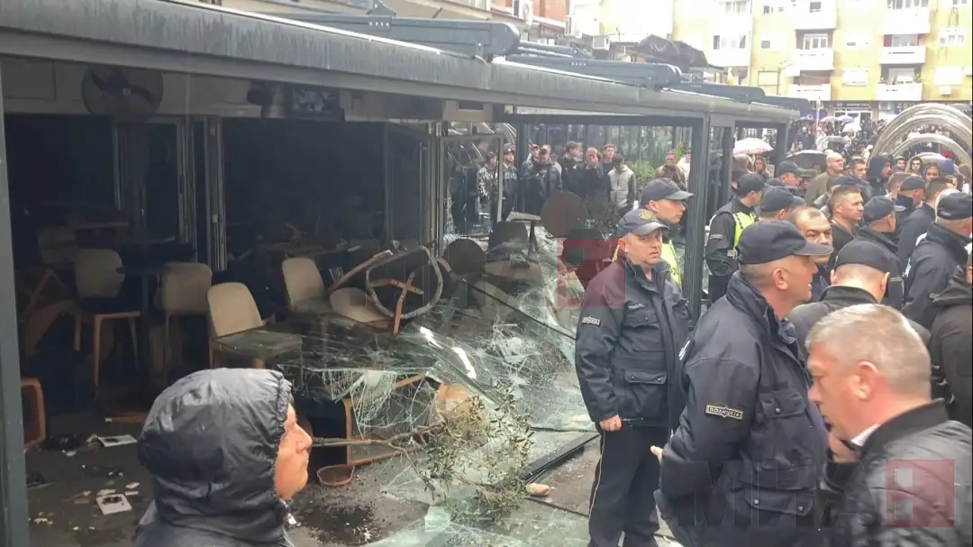 Një grup i qytetarëve në Koçan e kanë demoluar bar-kafenë 