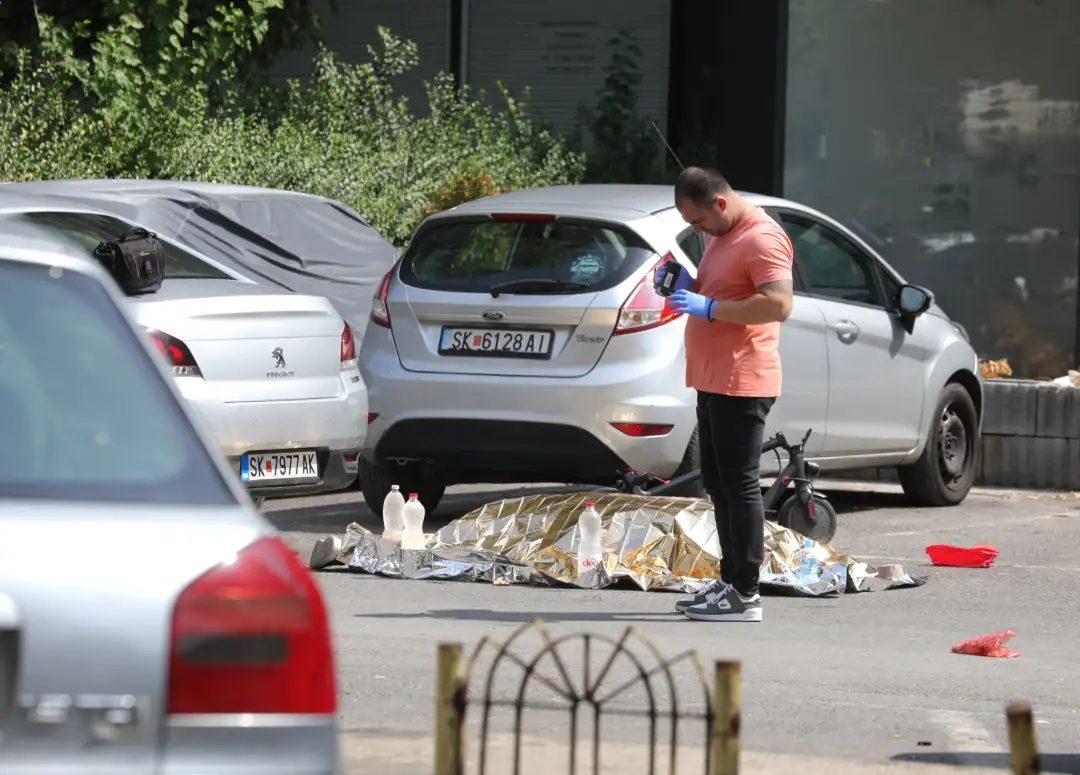 Një person ka mbetur i vrarë mëngjesin e sotëm në Qendrën tregtare “Mavrovasja”, nga deri tani shkaqe të panjohura.