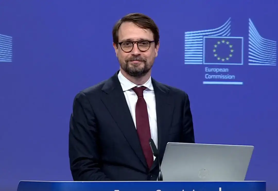 Еврокомесарот за внатрешни работи и миграцијата Магнус Брунер работи на подготовка на нова директива за враќање на мигрантите и на нова стратегија за визите, потврди денеска портпаролот на Ев