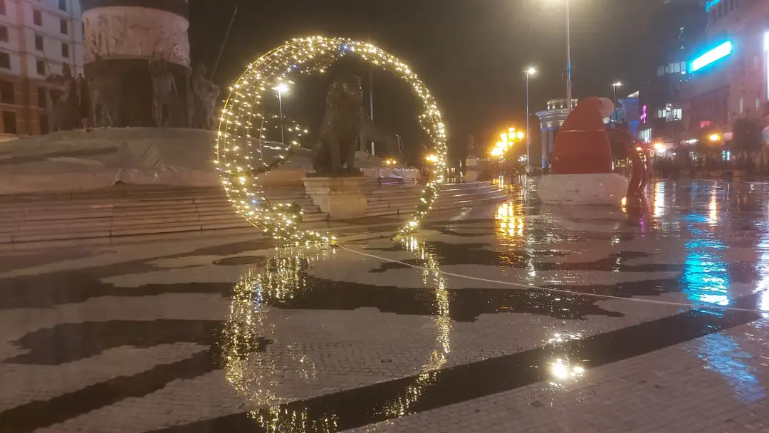 Главниот град денеска блеснува со новогодишен сјај токму според времето коешто претходно беше најавено од страна градоначалничката на Град Скопје, Данела Арсовска, дека градот ќе блесне на 15