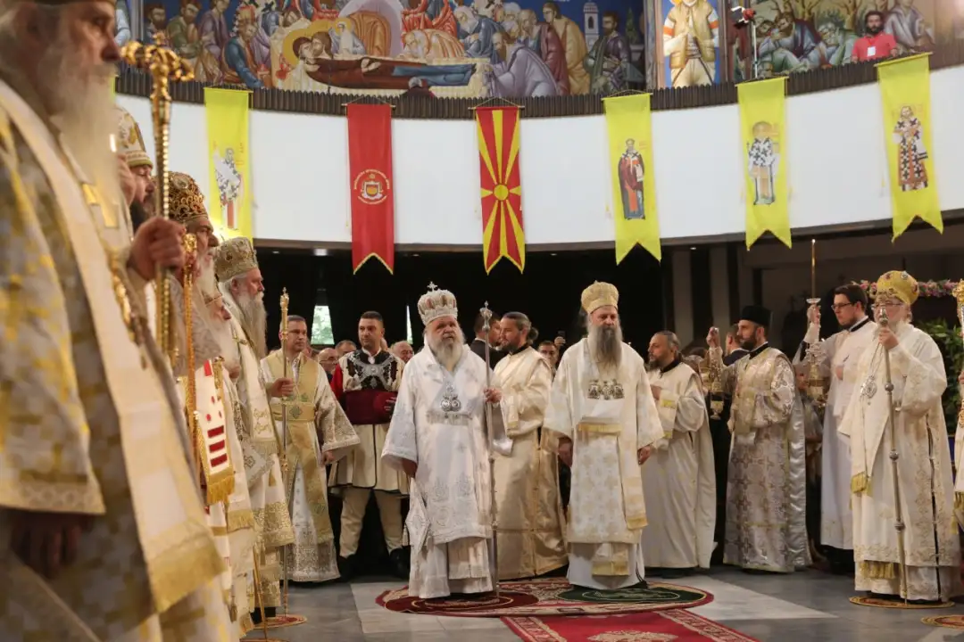 Во соборниот храм „Свети Климент Охридски“ во Скопје се одржува божествена литургија со која чиноначалствуваат поглаварот на МПЦ-OА г.г. Стефан и српскиот патријарх г.г. Порфириј. Во храмот о