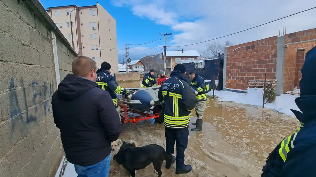 Спасувачи Ибар излеа Косовска Митровица фото: КоССев