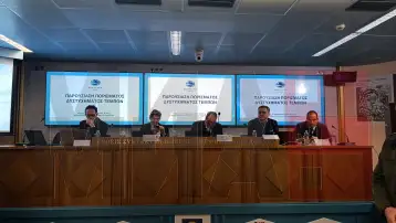 прес извештај Темпи Низа пропусти и недостатоци во грчката железница; унштени податоци и докази на местото на несреќата; можно присуство на непознато гориво што ја создаде огнената топка по судирот двата воза;