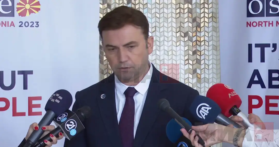 За амбасадори во дипломатско-конзуларните претставништва се испраќаат кариерни дипломати,а во пшомал дел истакнати личности од политичко-општественмиот живот, вели шефот на дипломатијата Буја