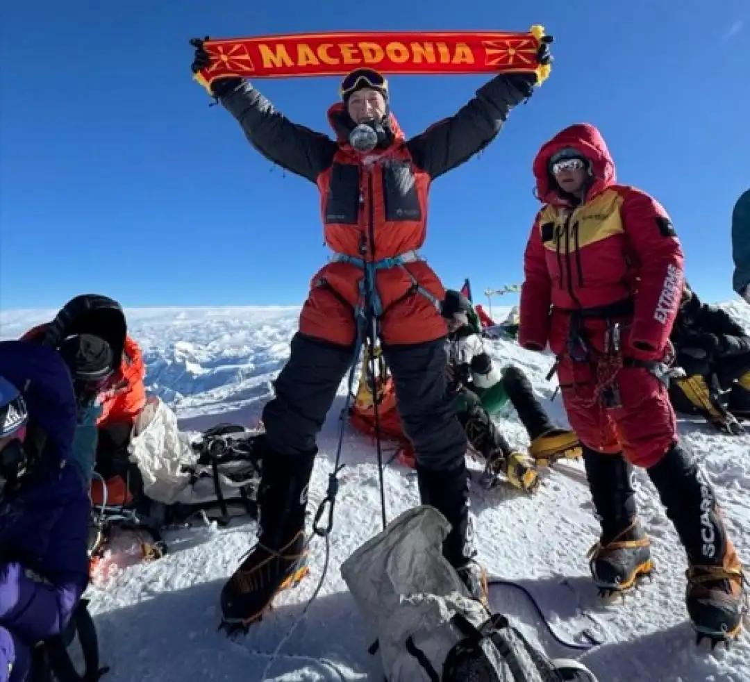Доктор Сашко Кедев го искачи врвот Kanchenjunga (8,586m), третиот највисок врв на светот. Познатиот македонски кардиолог и алпинист беше дел од 10-члената група на Imagine Nepal, која на 23 м