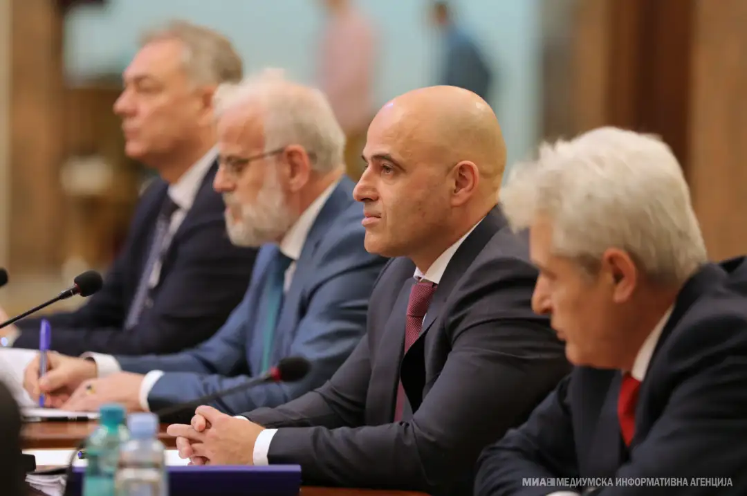 Во Собранието во тек е средбата на премиерот и претседател на СДСМ, Димитар Ковачевски со лидерите на парламентарните политички партии, на која треба да се разговара за европскиот пат на земј