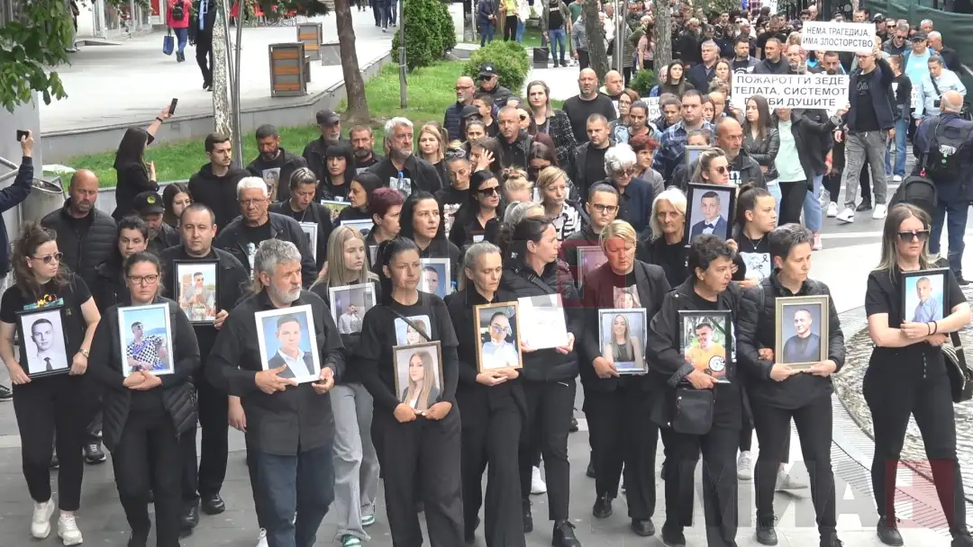 „Системот убива – институциите молчат“ беше мотото на денешниот, шести протестен „Марш за ангелите“ во Кочани што го организираа семејствата на починатите во пожарот во клубот „Пулс“.