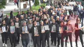 „Системот убива – институциите молчат“ беше мотото на денешниот, шести протестен „Марш за ангелите“ во Кочани што го организираа семејствата на починатите во пожарот во клубот „Пулс“.