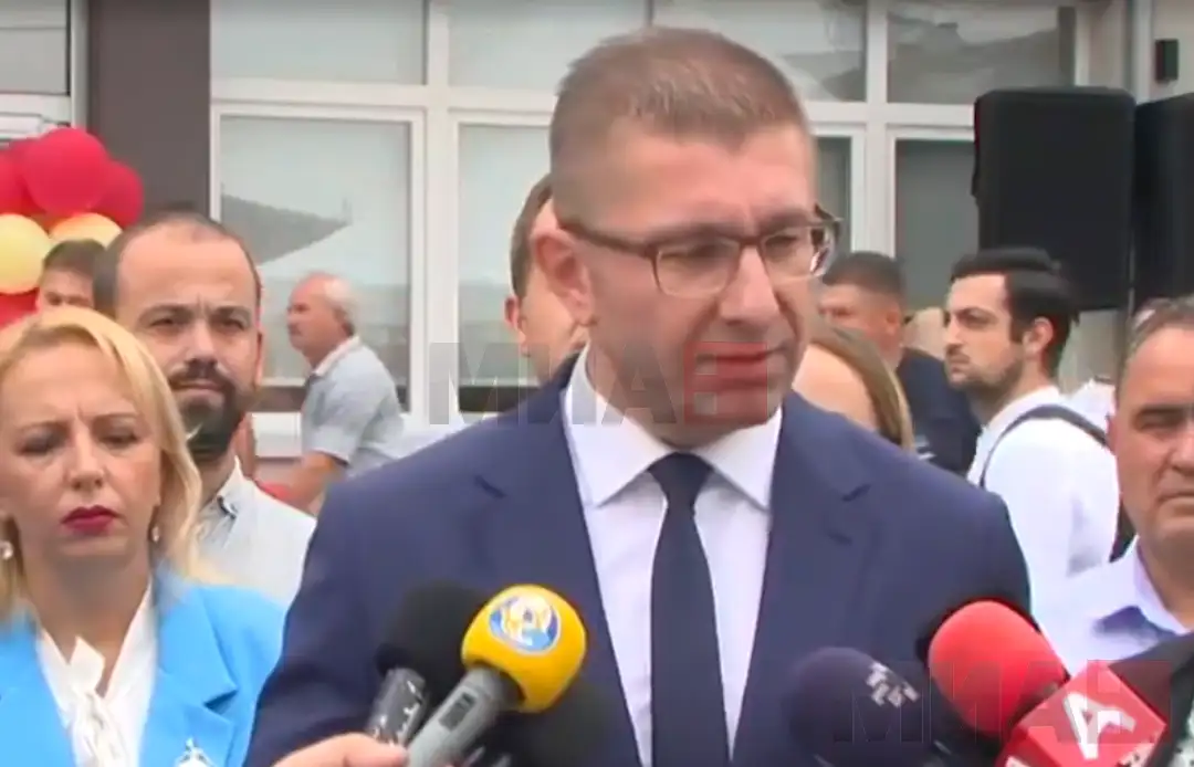 Лидерот на опозициската ВМРО-ДПМНЕ, Христијан Мицкоски одговарајќи на новинарското прашање кој е неговиот коментар во врска со најавените измени на Кривичниот законик со европско знаменце од 