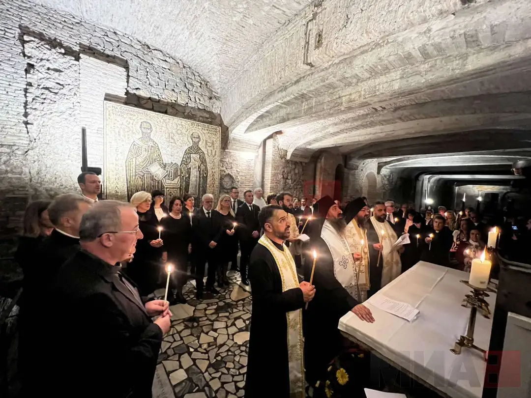 Македонска црковно-државна делегација утрово имаше поклонение на гробот на свети Кирил во Рим, соопшти Комисијата за односи со верските заедници и религиозни групи. 