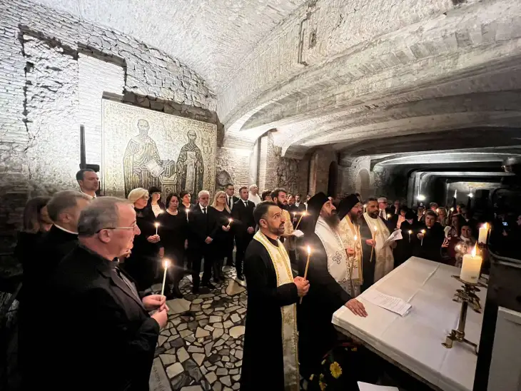 Македонска црковно-државна делегација утрово имаше поклонение на гробот на свети Кирил во Рим, соопшти Комисијата за односи со верските заедници и религиозни групи. 