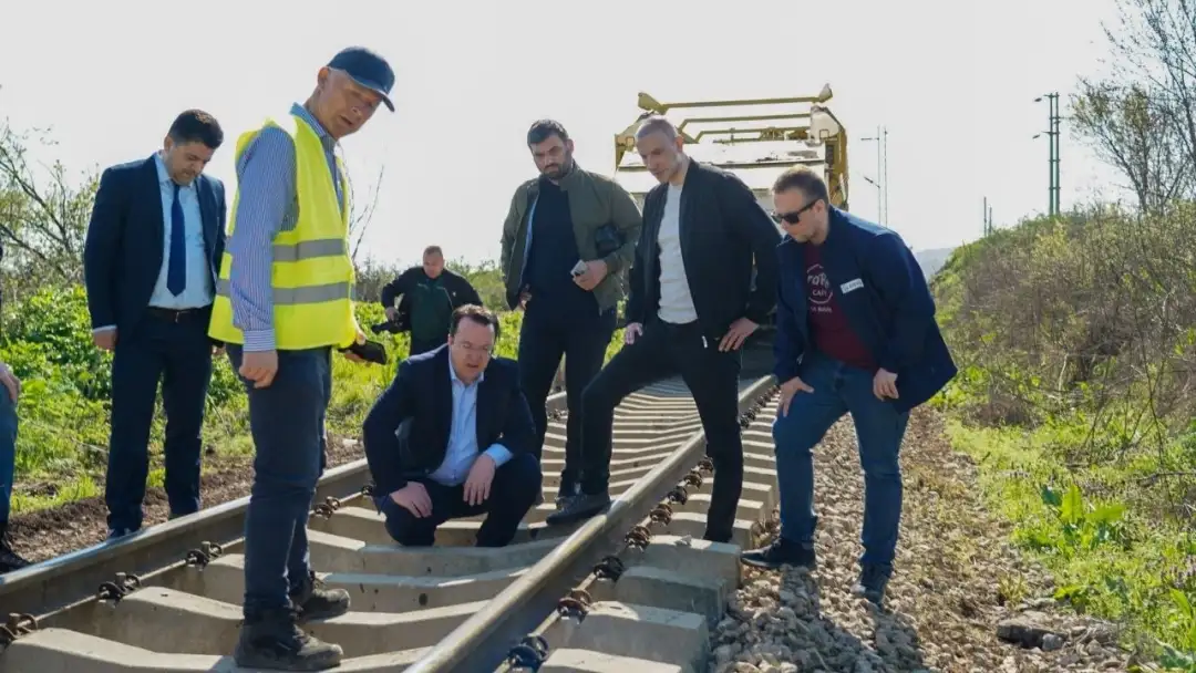 Николоски: Проектот „Градски воз“ напредува одлично, до јуни ќе биде завршена правата линија, а од 1 септември пуштена во сообраќај