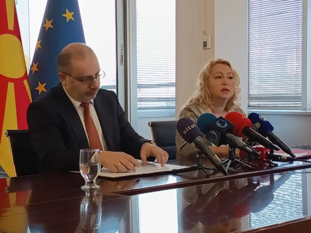 Rreth 80.000 kompani aktive në vend, biznesi gjithnjë e më shumë punon në mënyrë elektronike – Rreth 80.000 kompani janë aktive në vend, ndërsa për 40 për qind është rritur numri i atyre që në mënyrë elektronike parashtrojnë fatura, informon sot drejtoresha e Regjistrit Qendror, Anit