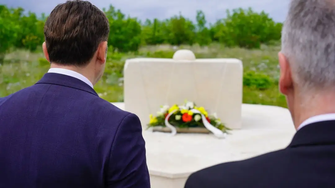 Министерот за надворешни работи и претседавач со ОБСЕ, Бујар Османи денеска го посети спомен-обележјето во чест на трагично загинатиот претседател Борис Трајковски во Ротимље, близу Мостар во