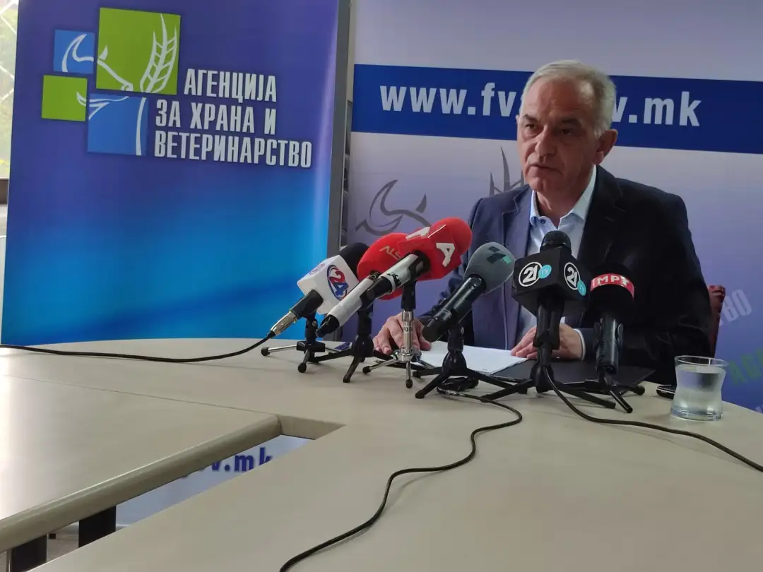 Drejtori i Agjencisë për ushqim dhe veterinari (AUV) Nikollçe Babovski sot edhe njëherë konfirmoi se janë negative rezultatet nga analizat për gjoja praninë e mbetjeve të metaleve dhe metalev