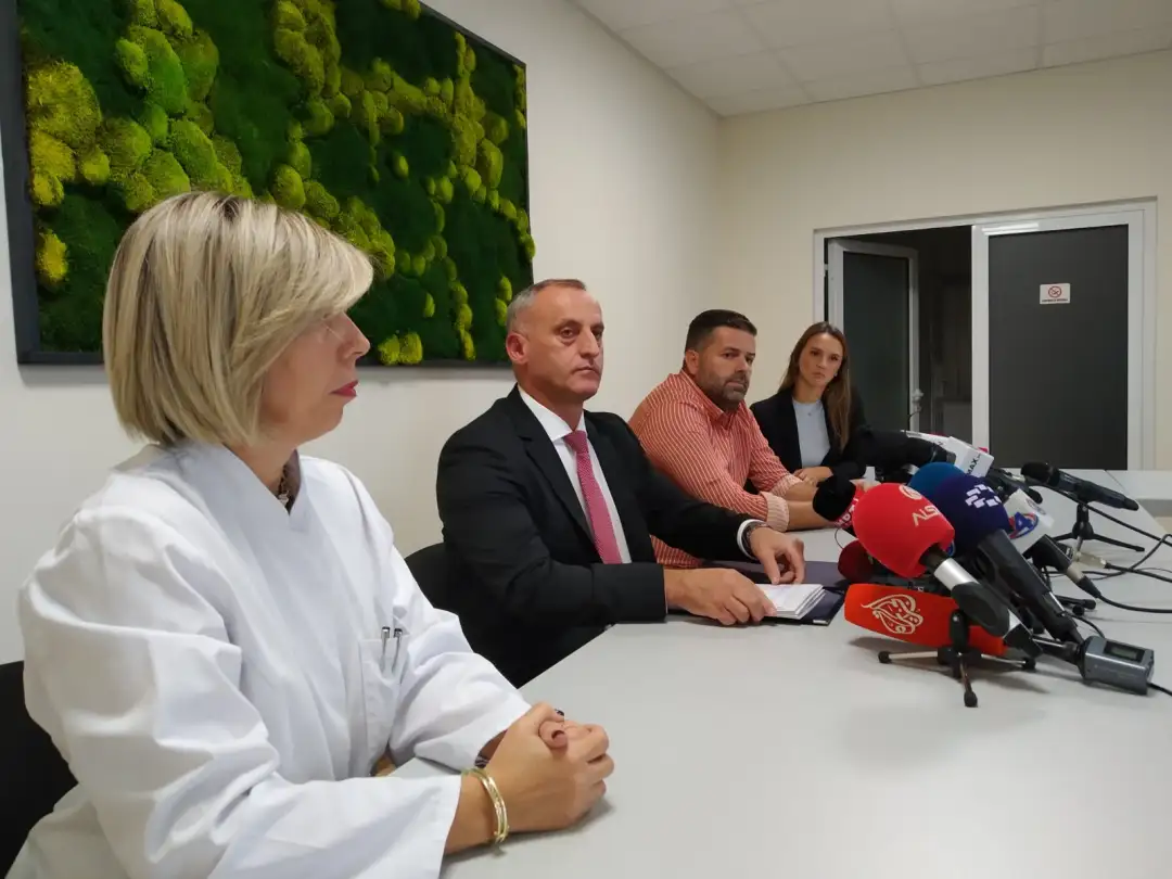 Прес-конференција на министерот за здравство Фатмир Меџити во врска со случувањата на ЈЗУ УК за онкологија и радиотерапија, на која ќе присуствуваат и директорите на УК за онкологија и радиот