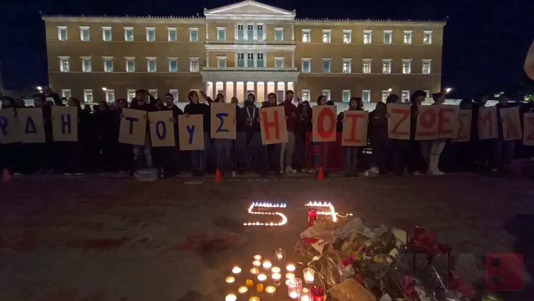 Me 57 fenerë letre, që u lëshuan në ajër para Parlamentit grek në qendër të Athinës, organizuesit e protestës së sotme për fatkeqësinë hekurudhore shprehën respekt pët 57 viktimat e fatkeqësi