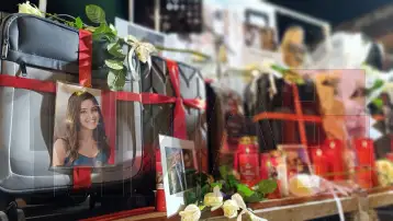 протест темпи атина Со куфери на кои беа поставени фотографии на загинатите, со свеќи и бели ружи, со солзи во очите, но и со низа прашања, роднините на жртвите во железничката несреќа кај месноста Темпи во Грци