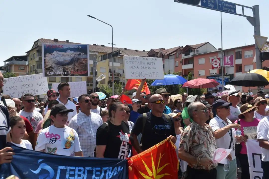 Со блокирање на централната градска крстосница во Струмица активисти и граѓани од Струмичко и регионот го искажаа своето незадолство од одлуките на судовите и Владата за спојување на концесии