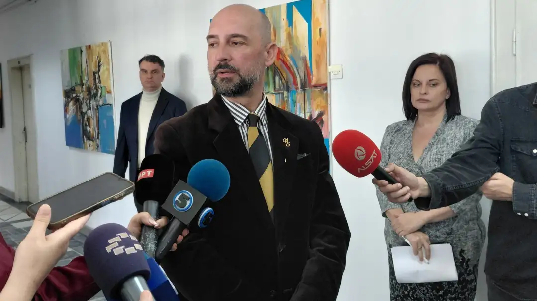 Saveski: Çdo rast që ka bazë ligjore do të trajtohet Prokurori publik i sapozgjedhur shtetëror Nenad Saveski thotë se asnjëherë nuk do të komentojë deklaratën e askujt duke theksuar se gjëja e parë që bëri pasi mori detyrën ishte takimi me prok