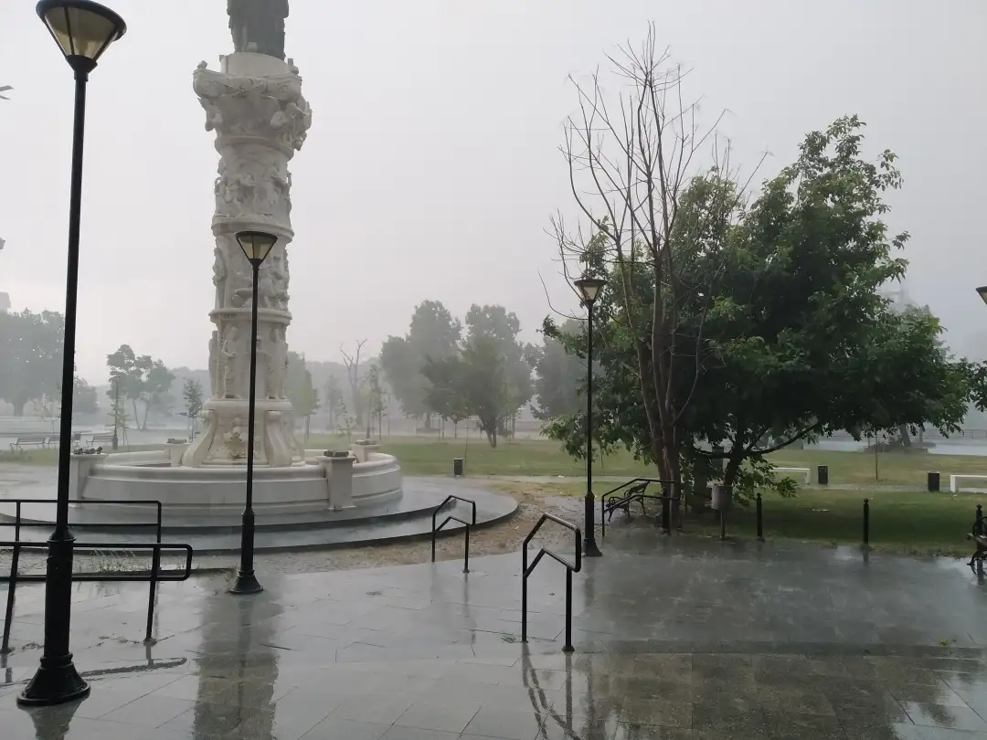 Stuhi e fuqishme e përfshiu pasdite Shkupin. Nga DPHM thonë se në shtet edhe gjatë orëve të mbrëmjes moti do të jetë jostabil me të reshura të mëdha lokale të shiut, bubullimë dhe erë të përf