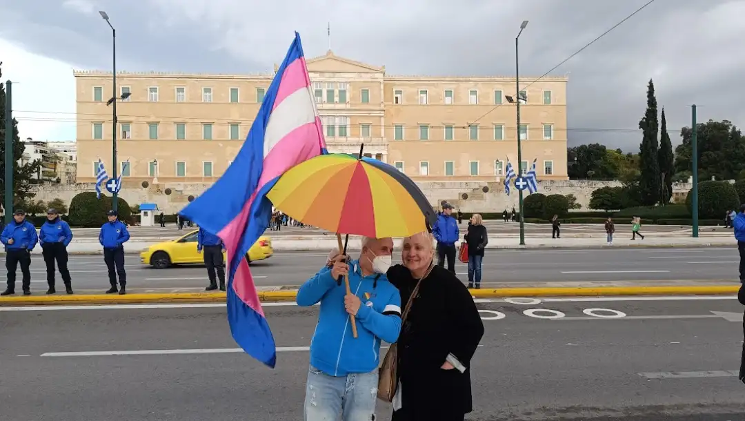 Едните со знамиња во боите на виножитото, симбол на ЛГБТ+ заедницата, другите со темјан и молитви – во центарот на Атина се одржаа одвоени собири „за“ и „против“ законот за истополови бракови