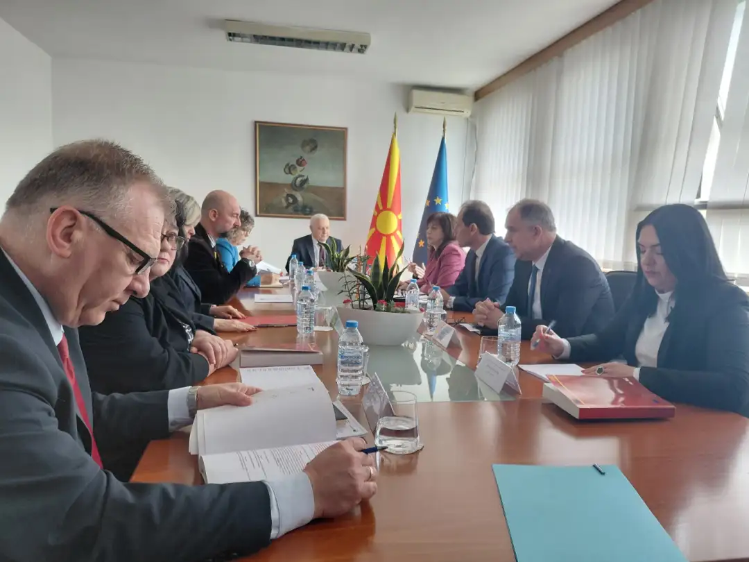 Zgjedhen katër prokurorë të rinj publikë në Prokurorinë themelore publike për ndjekje të krimit të organizuar dhe korrupsionit Këshilli i prokurorëve publik në mbledhjen e sotme të 40-të solli vendim për zgjedhje të Engjellushe Kadriu-Leshit, Aleksandar Markovskit, Ana Gogovska-Jakimovskës dhe Ana Stojkoviq-Dimitriov