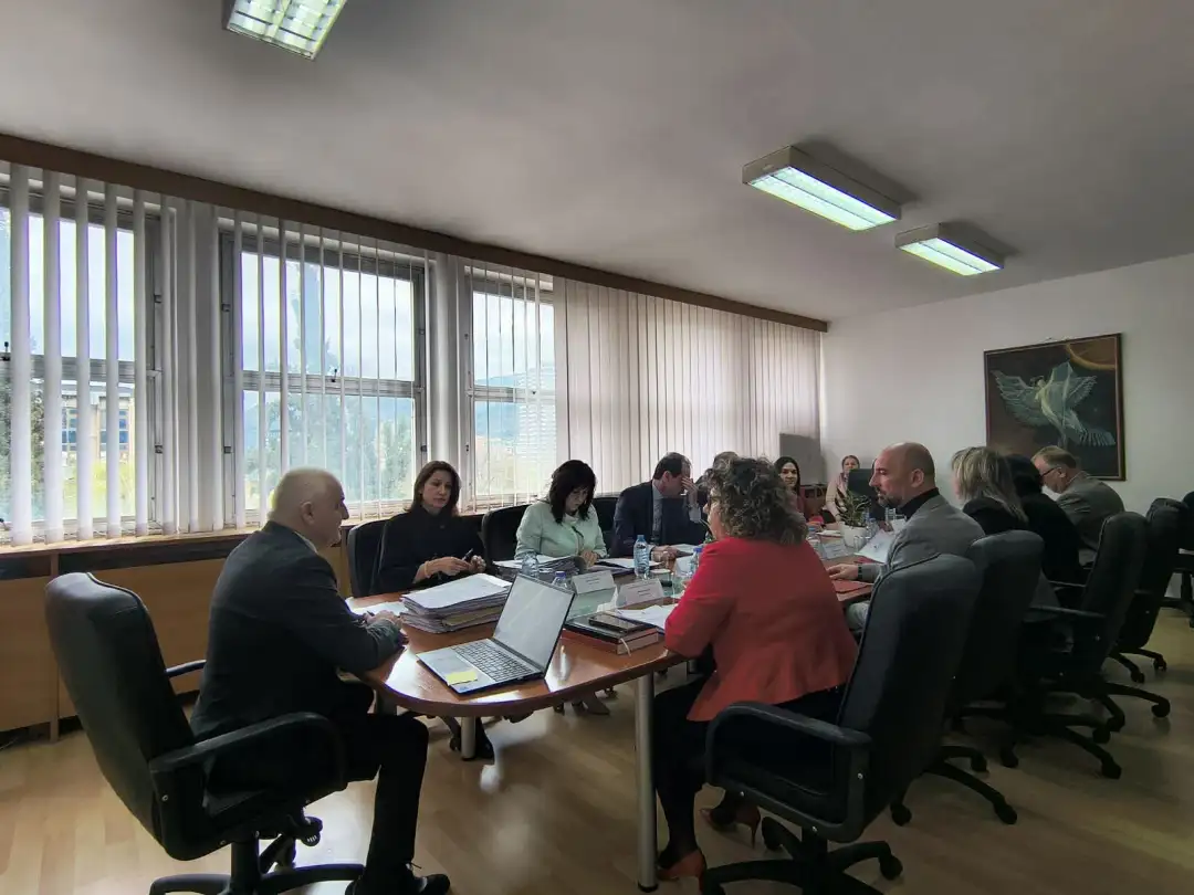 Советот на јавни обвинители ја одби иницијативата на обвинителката Ристоска за политички притисоци Советот на јавни обвинители на денешната седница едногласно ја одби иницијативата на јавната обвинителка Ленче Ристоска, која тврдеше дека врз нејзината самостојност имало надворешни влијаниј