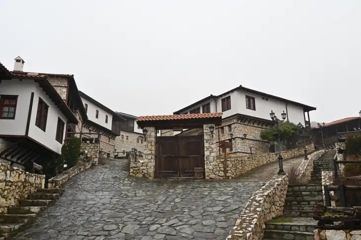 Македонско село Директорот на Службата за општи и заеднички работи (СОЗР), Ивица Томовски, денеска ја потпиша одлуката за концесионер на комплексот, кој е избран на законски и транспарентен начин, по пат на