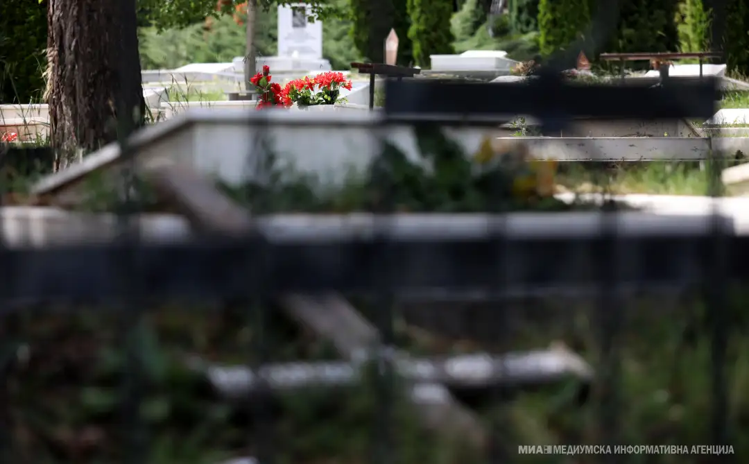 Гробишта Бутел ,задушнича (8) Намалувањето на средствата што од Солидарниот фонд се исплаќаа за посмртнина од 30 на 25 илјади е привремено, а петте илјади дополнително ќе се исплатат со исплатата на јулската пензија, по р