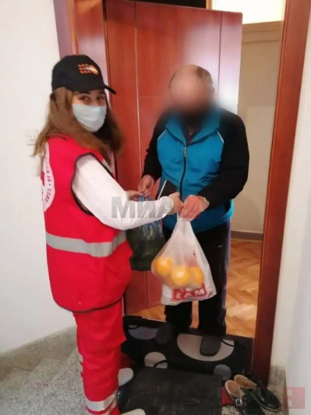 Под мотото „Сите сме нивни деца“ волонтери на Црвен крст – Струга вршат набавки и достава на храна, лекови, средства за хигиена и други потребни продукти за стари и изнемоштени лица во рамки 