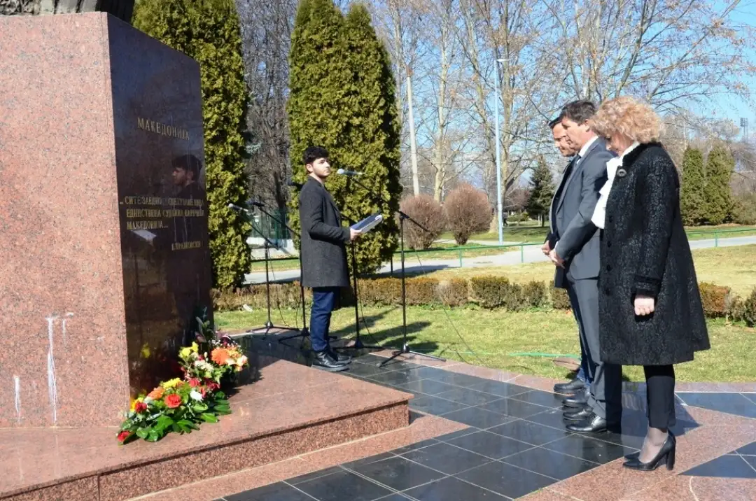Пред споменикот „Македонија“, подигнат во чест на трагично загинатиот македонски претседател Борис Трајковски, родната Струмица ја одбележа осумнаесет годишнината од неговата смрт.