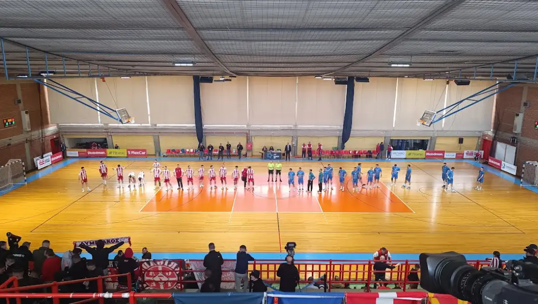 Олипијакос Охрид Спортската сала „Јанис Котакис“ во атинската населба Илиуполи е подготвена за првиот четвртфинален натпревар од ЕХФ Европскиот Куп меѓу ГРК Охрид и домаќинот Олимпијакос, јави дописничката на