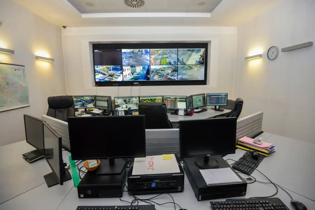 Тошковски:Почна пробниот период на системот „Безбеден град“, прекршоците автоматски се бележат, сопствениците добиваат известување, за 12 часа над 65.000 прекршоци Во првите 12 часа од пробното функционирање на системот беа регистрирани 65.000 прекршоци од кои за поминување на црвено светло 2800 и нерегистриран автомобил 1000. Оваа алармантна бројка, ве