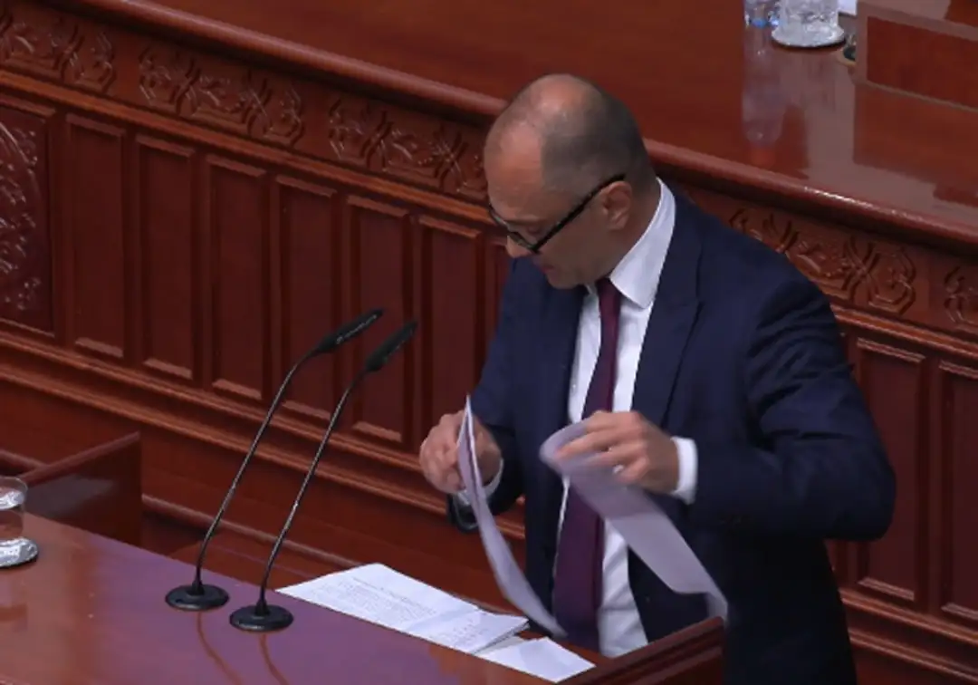 Филипче ја обвини Владата за политичко лицемерие и покажа документи од „свиркачи“ за директорот на АНБ, Мицкоски му рече дека изнесува лаги и измислици Додека вие коленичевте и ја распродававте Македонија за провизиите од Сингапур и Дубаи, ние работиме и ќе направиме се што е потребно Македонија да ја извадиме на прав пат и да ја однесеме ка