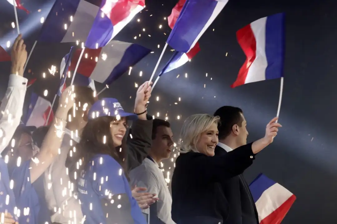 Екстремната десница, чија листа ја предводи младиот Џордан Бардела, би добила 29,5 отсто од гласовите, а центристичката коалиција „Ренесанса“ на францускиот претседател Емануел Макрон би доби