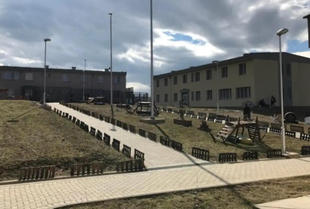 Идејата за ресоцијализација на осудените лица постои, но низ хронолошки комплексно спротивни периоди и очекувања. Експертите велат дека третманот на осудените лица во казнено-поправните устан