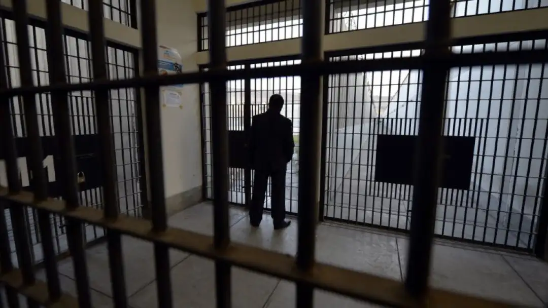 Албанскиот Хелсиншки комитет обвини дека затворениците кои биле заразени со Ковид-19 или сомнителни на вирусот, биле дискриминирани во нивниот здравствен третман.