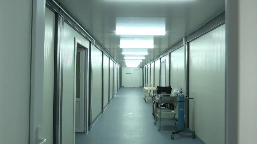 модуларна болница Државниот санитарен и здравствен инспекторат (ДСЗИ) при вонредните инспекциски надзори во 18 модуларни болници во државава не констатира недостатоци, соопшти Министерството за здравство.