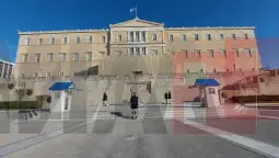 Грција преку два карантини стигна до вакцината и веќе десет месеци е во „војна со невидливиот непријател“,  паралелно во одредени периоди од минатата година требаше да управува и со тензиите 