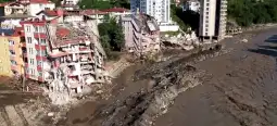 Најмалку 57 лица загинаа како последица на поплави и лизгање на земјиште на црноморското крајбрежје на Турција, соопшти турската Агенција за борба со катастрофи и вонредни состојби.
