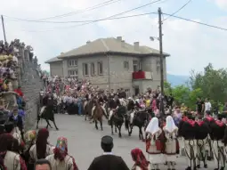 галичка свадба Од вечерва до недела попладне по локалниот пат Маврово - Галичник сообраќајот ќе се одвива по посебен режим. Посетителите, особено возачите, ќе треба да ги следат насоките на полицијаците и р