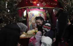 Православните христијани во земјава денеска го слават Рождеството Христово-Божик. Во сите храмови на Македонската православна црква изутринава се одржуваат божикни литургии. Централното одбел