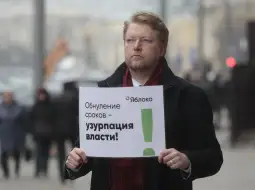 epa08285452 Nikolai Rybakov, a chairman of Russian Democratic party Yabloko stands with a placard reading 'Zeroing terms is usurpation of the power', in front of the State Duma (Russian parliament) in Moscow, Russia, 11 March 2020. The Russian lower house of parliament gave its final approval to constitutional amendments that allow Vladimir Putin to run again for president in 2024.  EPA-EFE/SERGEI CHIRIKOV