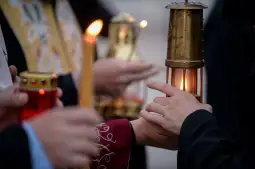 Светиот благодатен оган пристигна  вечерва на Меѓународниот аеродром во Скопје, откако претходно му беше предаден на директорот на Комисијата за односи со верските заедници Даријан Сотировски